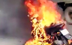 Video: Xe máy đang đi bốc cháy ngùn ngụt, hai cô gái tháo chạy