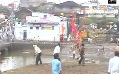 Video:Lễ hội ném đá kinh hoàng ở Ấn Độ khiến 400 người bị thương