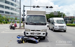 TP.HCM: Người phụ nữ nghi vượt đèn đỏ bị xe tải đâm văng