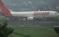 Ấn Độ: Mưa lớn khiến máy bay kẹt trong bùn, hàng không hỗn loạn