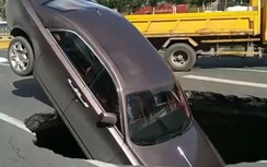 Video: Hố tử thần nuốt chửng siêu xe gần 17 tỷ đồng