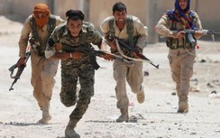 Bị đánh dữ dội ở Raqqa, IS lấy dân thường làm "lá chắn sống"