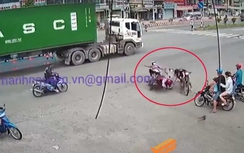 Video: Thanh niên đầu trần chạy cắt mặt container gây tai nạn nghiêm trọng