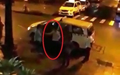 Video: Tài xế taxi tung "liên hoàn cước" vào khách tây giữa Sài Gòn