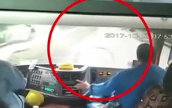 Video: Ô tô chui qua gầm xe tải để vượt trên cao tốc