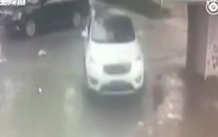 Video: Bé trai 2 tuổi đứng bật dậy sau khi ôtô cán qua người