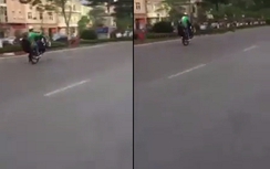 Video: Thanh niên mặc đồng phục Grab bốc đầu xe máy giữa phố HN