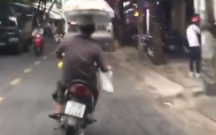 Video: Thanh niên đội mâm bánh đánh võng gây náo loạn cả tuyến phố