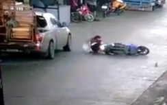 Video: Cầm ô lái xe máy, cô gái đâm sầm vào đuôi ô tô