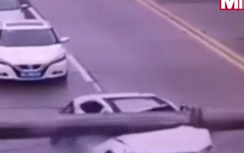 Video: Cần cẩu rơi trúng Audi, tài xế cuống cuồng chui ra từ nóc