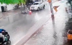 Video: Bị ôtô đâm vì sang đường ẩu, thanh niên dọa đánh tài xế
