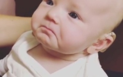 Video: Bé sơ sinh khiếm thính bật khóc khi lần đầu nghe giọng mẹ