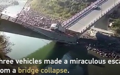 Video: Cầu bất ngờ gãy đôi, hàng loạt ôtô xe máy rơi xuống sông