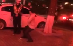 Video: "Bợm nhậu" náo loạn đường phố, múa "túy quyền" trước mặt cảnh sát