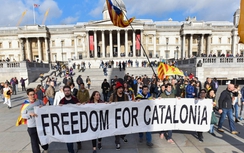 Thủ hiến Catalonia bị gọi là "phản bội" vì hoãn tuyên bố độc lập
