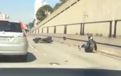 Video: Cay cú tung chân đạp ô tô, xe máy ngậm cái kết đắng
