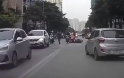 Video: Nữ "ninja" tạt đầu gây tai nạn, thản nhiên nhìn rồi phóng đi