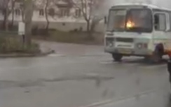 Video: Xe buýt bốc cháy ngùn ngụt, tài xế vẫn điều khiển như phim