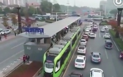 Video: Choáng với tàu điện chạy trên "đường ray ảo" giữa phố Trung Quốc