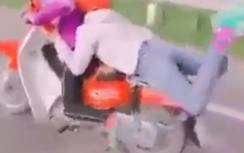 Video: Hai "nữ quái" diễn "xiếc" trên xe máy náo loạn cả tuyến đường
