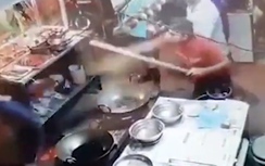 Video: Bị phàn nàn, chủ hàng ăn hất thẳng dầu sôi vào đầu khách