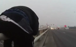 Video:Cảnh sát phi thân cứu người nhảy cầu tự tử như phim hành động