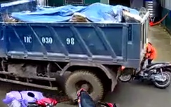 Video: Người phụ nữ phi thân tránh xe tải lùi