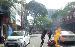 Video: Hai cô gái nhảy khỏi xe máy bốc cháy ngùn ngụt