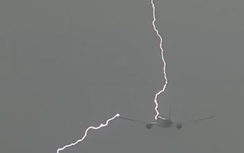 Video: Vừa cất cánh, máy bay bị sét đánh chao đảo