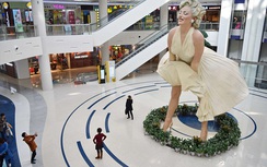 Choáng với bức tượng Marilyn Monroe bị tốc váy cao 8m ở Trung Quốc