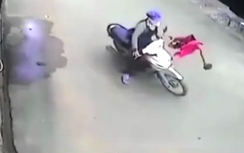 Video: Lao từ trong nhà ra ngoài, bé trai bị xe máy đâm văng