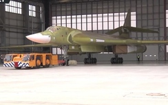 Tận thấy máy bay ném bom "khủng" nhất của Nga lần đầu lăn bánh