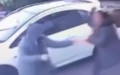 Video: Bị người phụ nữ cầm iPhone đánh, hai tên trộm chạy chối chết