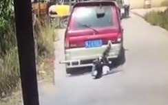 Video: Cắm mặt vào điện thoại, cô gái "đo ván" dưới gầm ô tô