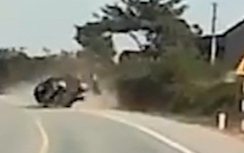 Video: Ô tô mất lái, lật kinh hoàng tại khúc cua ở Hà Tĩnh