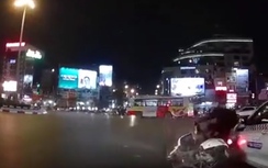 Video:Chủ bị ôtô đâm ngã giữa phố Hà Nội, chó cong đuôi bỏ chạy
