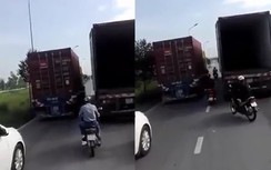 Video: Hai xe container dàn hàng chắn đường, xe máy liều mình lách qua