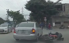 Video: Ô tô bật xi-nhan chậm khiến xe máy "đo ván" giữa đường