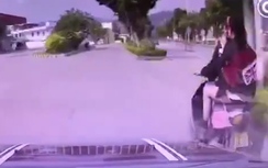 Video: Tài xế ô tô điên cuồng "truy sát" chiếc xe máy tạt đầu