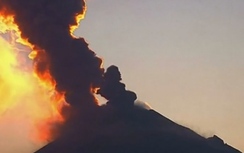 Video: Núi lửa ở Mexico bất ngờ "nổi giận", phun trào dữ dội