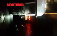 Video: Xe tải "nuốt gọn" xe máy vào gầm trong đêm mưa gió