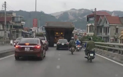 Video: Siêu xe tải "khủng" khiến cả tuyến đường không ai dám vượt