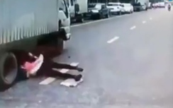 Video: Cô gái cắm đầu vào gầm xe tải, vẫn sống sót thần kỳ