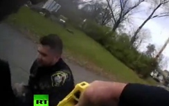 Video: Cảnh sát Mỹ chích dùi cui điện nhầm khiến đồng đội nhập viện