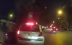 Video: Tài xế taxi dùng tuýp sắt đánh xe máy ngay trước chốt 141