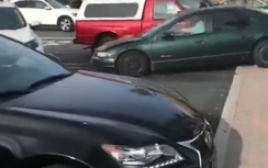 Video:Cụ bà 86 tuổi mất lái đâm hàng loạt ô tô ở bãi đỗ