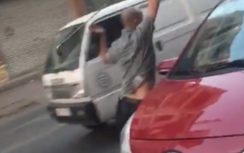 Video:Tài xế ôtô vác gậy golf đuổi đánh xe máy giữa phố Hà Nội