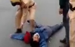 Video: Bị CSGT xử phạt, người đàn ông lăn lộn giữa đường ăn vạ