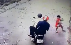 Video: Bé gái 3 tuổi giằng co điện thoại với 2 tên cướp