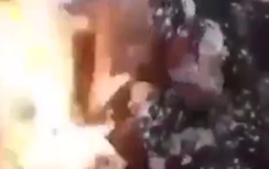 Video: Hai cô gái bốc cháy trong sinh nhật vì... bình xịt bọt tuyết
